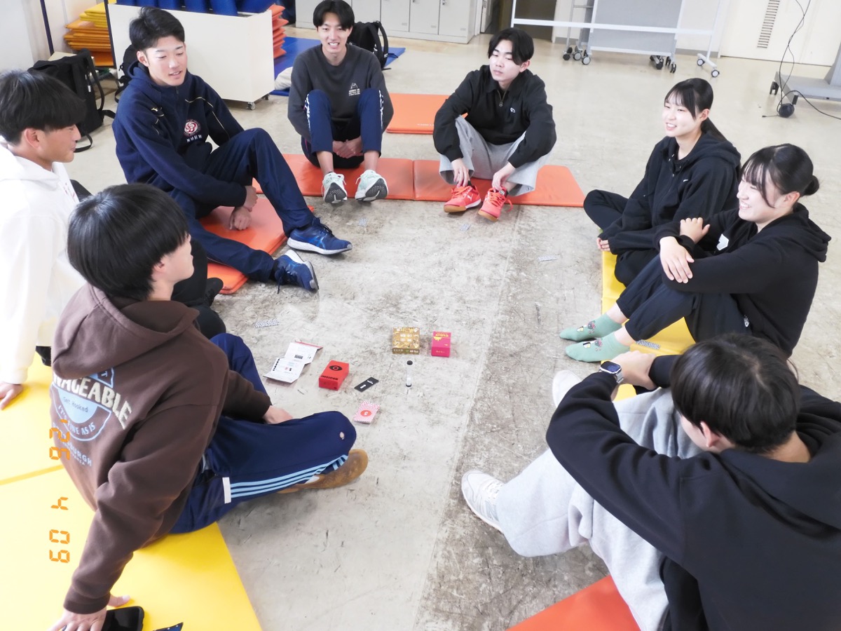 グループでカードゲームを楽しむゼミ生たち(その1)