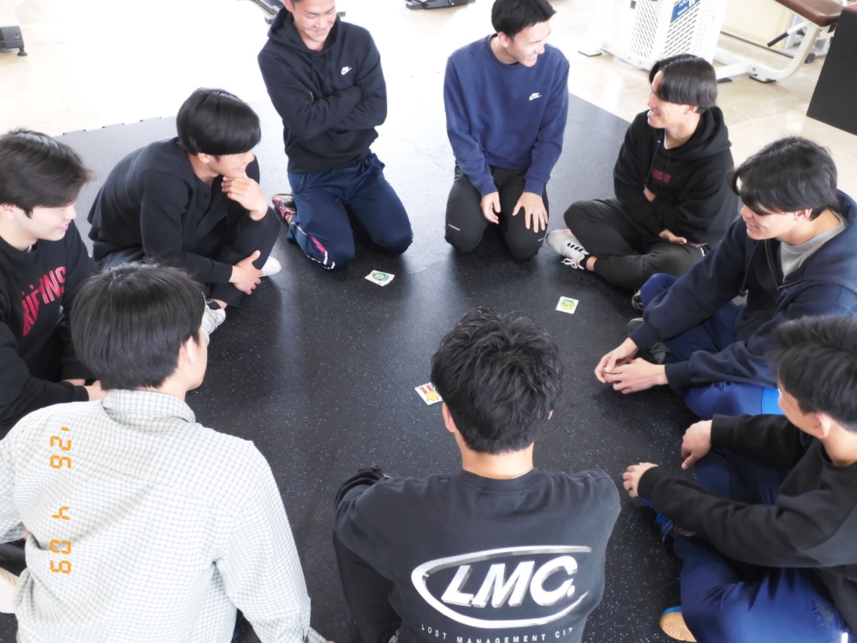 グループでカードゲームを楽しむゼミ生たち(その2)